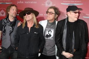 las vegas, 17 de abril - robin zander, tom petersson, rick nielsen, daxx nielsen, truco barato en el 13º beneficio anual de stuart house de john varvatos en la tienda de john varvatos el 17 de abril de 2016 en west hollywood, ca foto