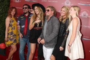 las vegas, 17 de abril - la nuera de sammy, el hijo de sammy, kari karte-hagar, sammy hagar, hijas en el 13º beneficio anual de stuart house de john varvatos en la tienda de john varvatos el 17 de abril de 2016 en west hollywood, California foto