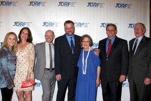 los angeles, 19 de mayo - melissa etheridge, linda wallem, compañero de stephen, stephen willem, padres, hermano llega a la novena gala anual de jdrf en el hotel century plaza el 19 de mayo de 2012 en century city, ca foto