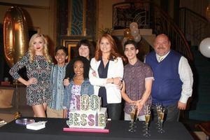 los angeles, 12 de febrero - skai jackson, peyton list, karan brar, pamela eells, debby ryan, kevin chamberlin, cameron boyce en el canal de disney s jessie celebra 100 episodios en un centro de estudios de hollywood el 12 de febrero de 2015 en los angeles, ca foto