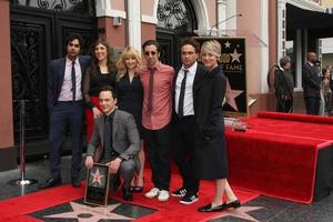 los angeles, 11 de marzo - jim parsons, kunal nayyar, mayim bialik, melissa rauch, simon helberg, johnny galecki, kaley cuoco-sweeting en la ceremonia del paseo de la fama de jim parsons hollywood en el bulevar de hollywood el 11 de marzo de 2015 en los angeles, California foto