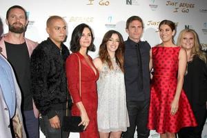 los angeles, 20 de febrero - garret dillahunt, evan ross, courteney cox, olivia thirlby, seann william scott, kate walsh en el estreno justo antes de irme en los cines arclight hollywood el 20 de abril de 2015 en los angeles, ca foto