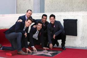 los angeles, 9 de octubre - new kids on the block, jordan knight, donnie wahlberg, joe mcintyre, danny wood, jonathan knight en la ceremonia de la estrella del paseo de la fama de hollywood de new kids on the block en hollywood boulevard el 9 de octubre de 2014 en los angeles , ca foto