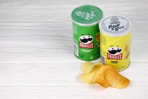 kharkiv, ucrania - 16 de diciembre de 2021 producto pringles con nuevo logotipo. pringles es una marca de papas fritas propiedad de la empresa kellogg foto