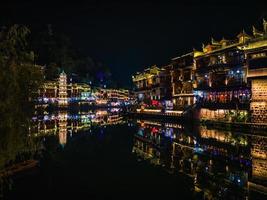 vista del paisaje en la noche del casco antiguo de fenghuang. la ciudad antigua de phoenix o el condado de fenghuang es un condado de la provincia de hunan, china foto