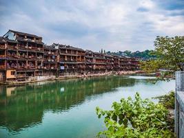 vista del paisaje de la ciudad vieja de fenghuang. la ciudad antigua de phoenix o el condado de fenghuang es un condado de la provincia de hunan, china foto