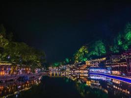 vista del paisaje en la noche del casco antiguo de fenghuang. la ciudad antigua de phoenix o el condado de fenghuang es un condado de la provincia de hunan, china foto