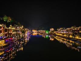 vista del paisaje en la noche del casco antiguo de fenghuang. la ciudad antigua de phoenix o el condado de fenghuang es un condado de la provincia de hunan, china foto