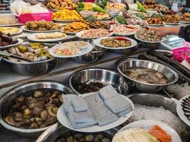 ingredientes y carne en un restaurante chino en la ciudad de lufeng, provincia de guangdong, china. foto