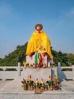 estatua del rey taksin en la tumba del rey taksin en el distrito de chenghai ciudad de shantou china.rey taksin el gran rey de tailandia que salvó a tailandia en la historia.