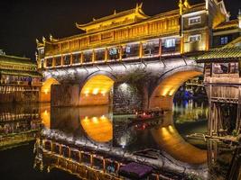 vista del paisaje en la noche del casco antiguo de fenghuang. la ciudad antigua de phoenix o el condado de fenghuang es un condado de la provincia de hunan, china foto