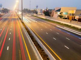 luz de movimiento de camión y coche en la carretera interestatal foto