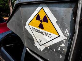 Señal de advertencia de radiación en la etiqueta de transporte de mercancías peligrosas clase 7 en el camión de transporte lateral foto