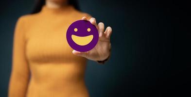 concepto de experiencia del cliente. cliente feliz dando una revisión positiva. excelentes comentarios sobre productos y servicios. encuestas de satisfacción del cliente. cara sonriente, mente y salud mental foto