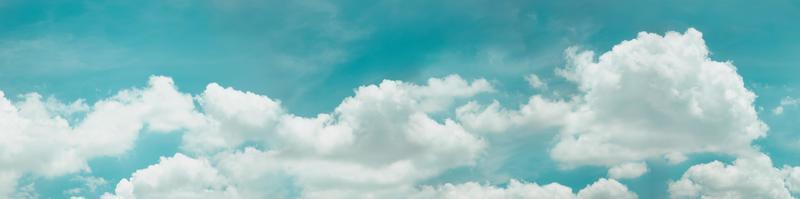 nubes en el cielo azul en un día soleado, paisajes naturales con buen clima. mirando hacia arriba. pantalla larga y ancha foto