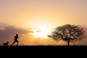 silueta para un hermoso fondo de luz vespertina o matutina con espacio de copia para el contenido. foto