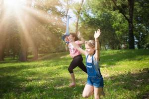 chicas felices divirtiéndose mientras corren en la naturaleza. foto