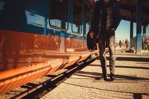 hombre irreconocible en la estación de tren. foto