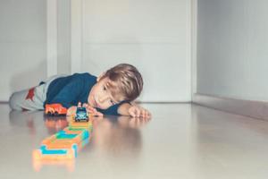 niño pequeño disfrutando del tiempo de juego en casa. foto