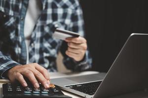 pago con tarjeta de crédito tecnología de compras en línea negocio banca digital y concepto de comercio electrónico. foto