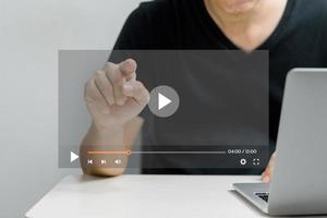 hombre tocando la pantalla virtual transmitiendo video tecnología de Internet en línea digital usando la computadora. foto