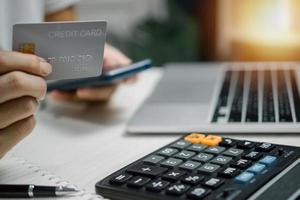 hombre con tarjeta de crédito pago billetera tecnología digital compras en línea comercio electrónico finanzas empresariales. foto