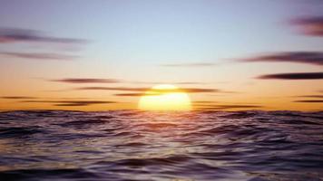 große heiße Sonne in der Reflexion des Meeres über dem Horizont. Endlosschleifenanimation. video