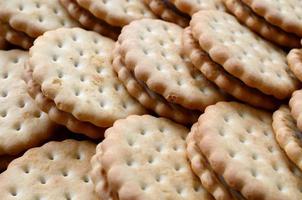 imagen detallada de galletas sándwich redondas con relleno de coco. imagen de fondo de un primer plano de varias golosinas para el té foto