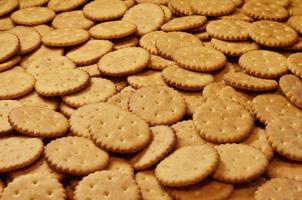 primer plano de galletas saladas foto