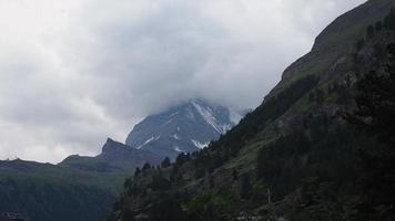 Matterhorn Zeitraffer 4k Video. sich bewegende Wolke kurz vor Regen. video