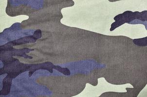 textura de tela con un camuflaje pintado en colores del pantano. imagen de fondo del ejército foto