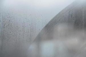 vidrio de ventana con condensado o vapor después de fuertes lluvias, textura o imagen de fondo foto