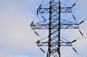 torre eléctrica de alta tensión. torre de transmisión de electricidad foto