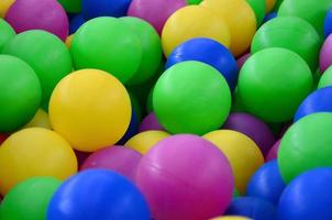 piscina para divertirse y saltar en bolas de plástico de colores foto