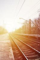 una estación de tren con andenes para esperar trenes foto