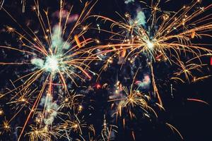 fuegos artificiales en año nuevo y espacio de copia Resumen de antecedentes de vacaciones. Fuegos artificiales de colores brillantes sobre fondo crepuscular con espacio libre para texto. Año nuevo foto