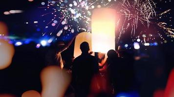 la gente celebra el año nuevo. Desenfoque de círculo de fuegos artificiales. colorido en celebración. playa de tailandia foto