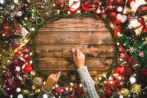 tarjeta de felicitación de navidad composición plana de navidad, decoraciones navideñas, regalos de árbol de navidad en el fondo de madera con espacio de copia para su texto. foto