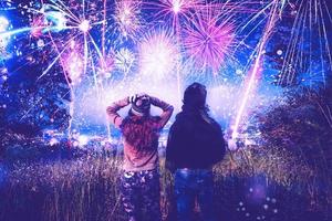 amantes de las mujeres y los hombres asiáticos. mira los fuegos artificiales. en la montaña de año nuevo. tailandia foto