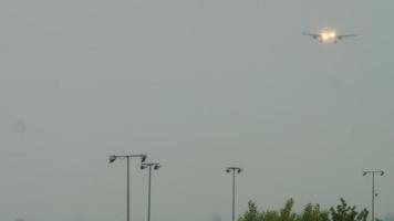 Jet aereo si avvicina prima atterraggio su pista di decollo a piovoso tempo atmosferico. aeroporto di Almaty, Kazakistan video