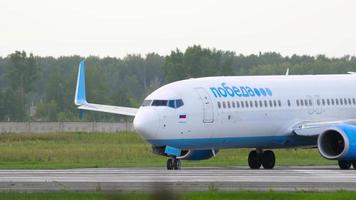 novosibirsk, federación rusa 15 de julio de 2022 - boeing 737 de pobeda airlines rodando en la pista del aeropuerto de tolmachevo. concepto de turismo y viajes video
