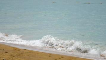 belle vague sur la plage, eau claire, sable blanc à la mer d'andaman phuket en thaïlande. video