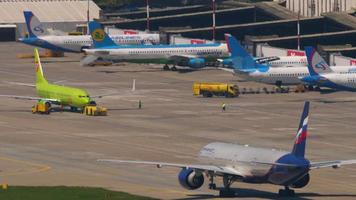 sochi, rusia 31 de julio de 2022 - vista trasera de un aeroflot boeing 777 en la pista del aeropuerto internacional de sochi. tráfico de aviación. aviones en la terminal del aeropuerto, delantal. concepto de turismo y viajes video