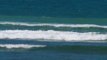 onde sulla barriera corallina vicino alla spiaggia di mai khao, phuket, tailandia video