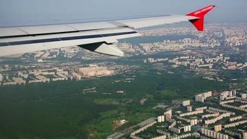 volare al di sopra di un' enorme moderno città di alto salire edifici. aereo Visualizza di Mosca città video
