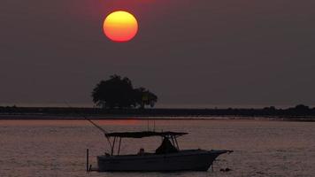 sonnenuntergang über ozeanlandschaft, nai yang beach, insel phuket, thailand. video