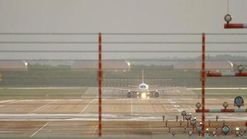 avião a jato acelerar antes da partida no início da manhã. aeroporto de Düsseldorf video