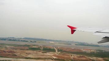 l'avion au départ de l'aéroport de singapour, vue depuis le hublot de l'avion. video