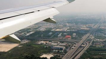 el avión desciende antes de aterrizar en el aeropuerto de bangkok, tailandia. video