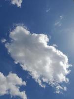 cielo azul con fondo de nubes hinchadas foto